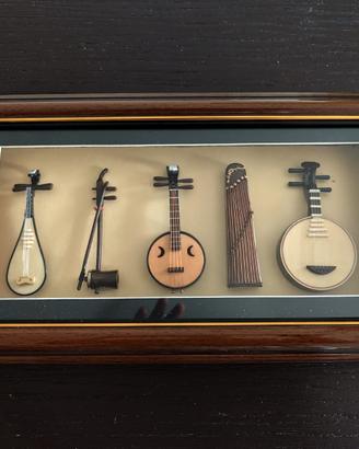 Quadro 3D con miniature di strumenti musicali