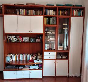 Libreria vintage in legno con ante e vetrine