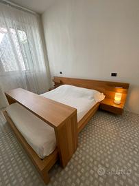 Letto matrimoniale con comodini e consolle