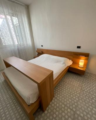 Letto matrimoniale con comodini e consolle
