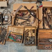 Antichi attrezzi da lavoro mola trapano filiera