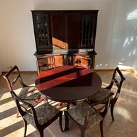 Tavolo con sedie e dispensa