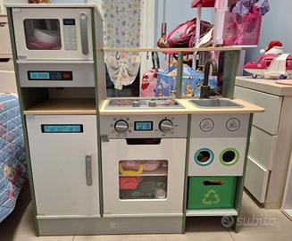 Cucinetta in legno giocattolo