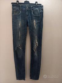 Jeans donna con strappi Terranova 