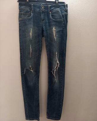 Jeans donna con strappi Terranova 