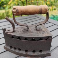Ferro da stiro a carbone con manico in legno