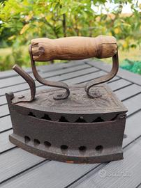 Ferro da stiro a carbone con manico in legno