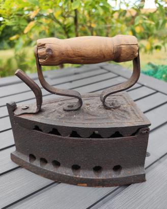 Ferro da stiro a carbone con manico in legno
