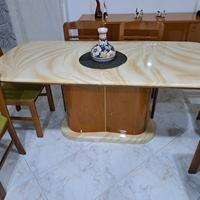 Tavolo con base di pietra di marmo beige con sedie