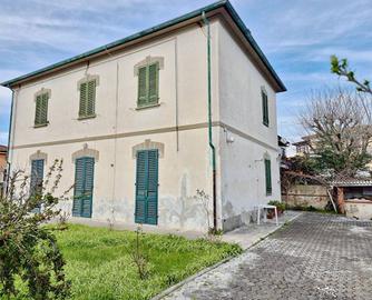 Villa di 242 m² con più di 5 locali a Cascina