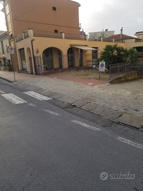 Bordighera locale 295mt c/ parcheggio due entrate