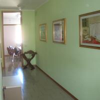 Ufficio con pareti attrezzate e archivio