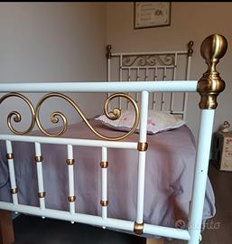 Letto singolo in ottone e ferro battuto
