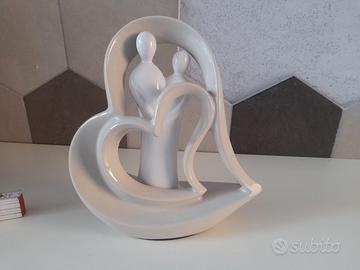 Statuina Innamorati in Ceramica Bianca con Cuori -