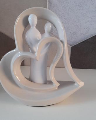 Statuina Innamorati in Ceramica Bianca con Cuori -