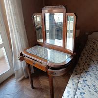 Toeletta antica in stile liberty 