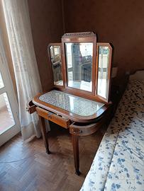 Toeletta antica in stile liberty 