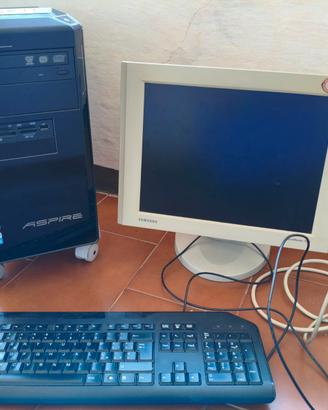 Computer fisso con tastiera, casse e monitor