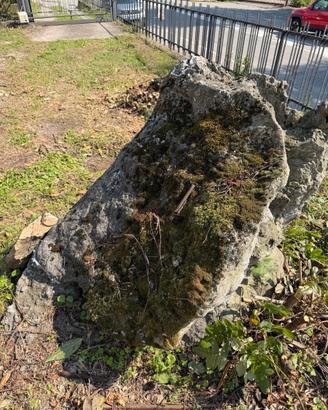 Roccia lavica con volto nascosto  mass pietra buja
