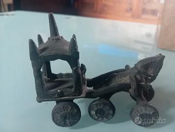 scultura cavallo con baldacchino