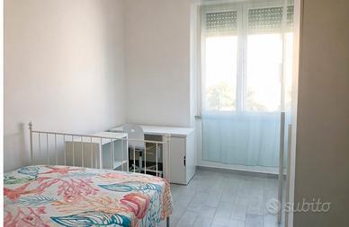 Ampia stanza singola a studentessa o lavoratrice