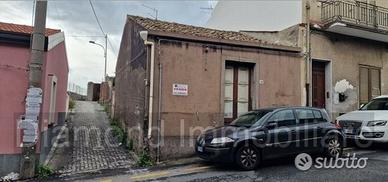 Casa singola con terreno a Piedimonte Etneo