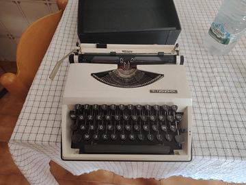macchina da scrivere Triumph 