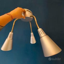 Lampada da soffitto con bracci regolabili.