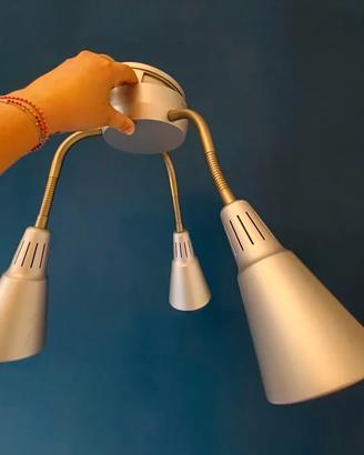 Lampada da soffitto con bracci regolabili.