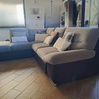 divano con chaise longue che misura 207cm