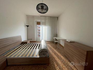 Stanza in appartamento di 100 m² a Milano