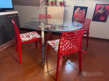 4 sedie plastica rosse