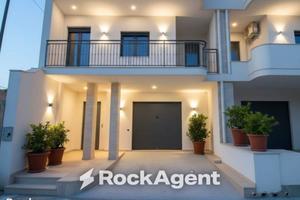 Villa di 203 m² con 5 locali e box auto a Spongano