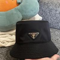 Cappello nero da pescatore prada