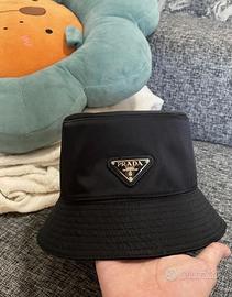 Cappello nero da pescatore prada