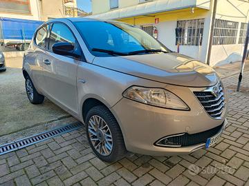 Lancia Ypsilon con 26 Euro 450 km