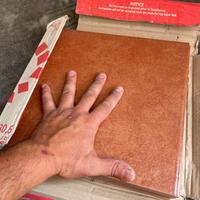 Piastrelle terracotta e listelli legno