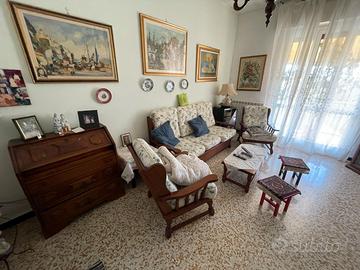 “Salotto classico in vero legno"