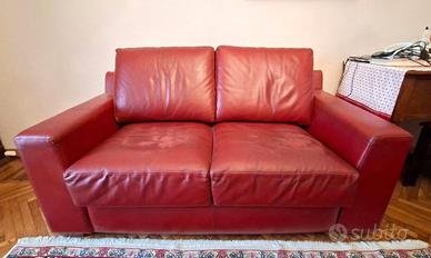 Coppia divani in pelle due posti di cui uno letto