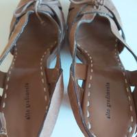 sandali in camoscio fatti artigianalmente.