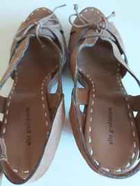 sandali in camoscio fatti artigianalmente.