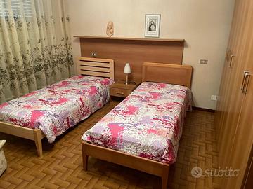 Coppia letti singoli in legno