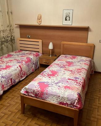 Coppia letti singoli in legno