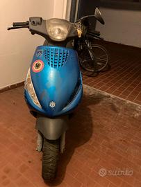 N 2 Scooter Vespa 50 + Zip primi anni 2000