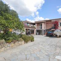 Casa con ampi spazi interni ed esterni