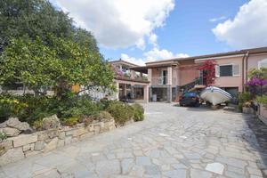 Casa con ampi spazi interni ed esterni