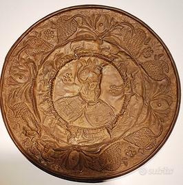Antico piatto in rame sbalzato con re incoronato