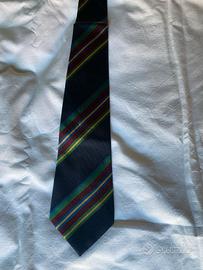 Cravatta blu a righe 