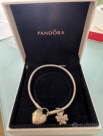 Bracciale Pandora con charm quadrifoglio