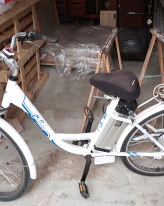 Bici  Elettrica   ,in  buono stato  ,,usata poco..